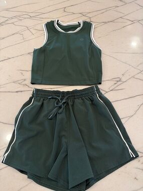 lululemon dark green cropped athletic tank and matching shorts with white trim